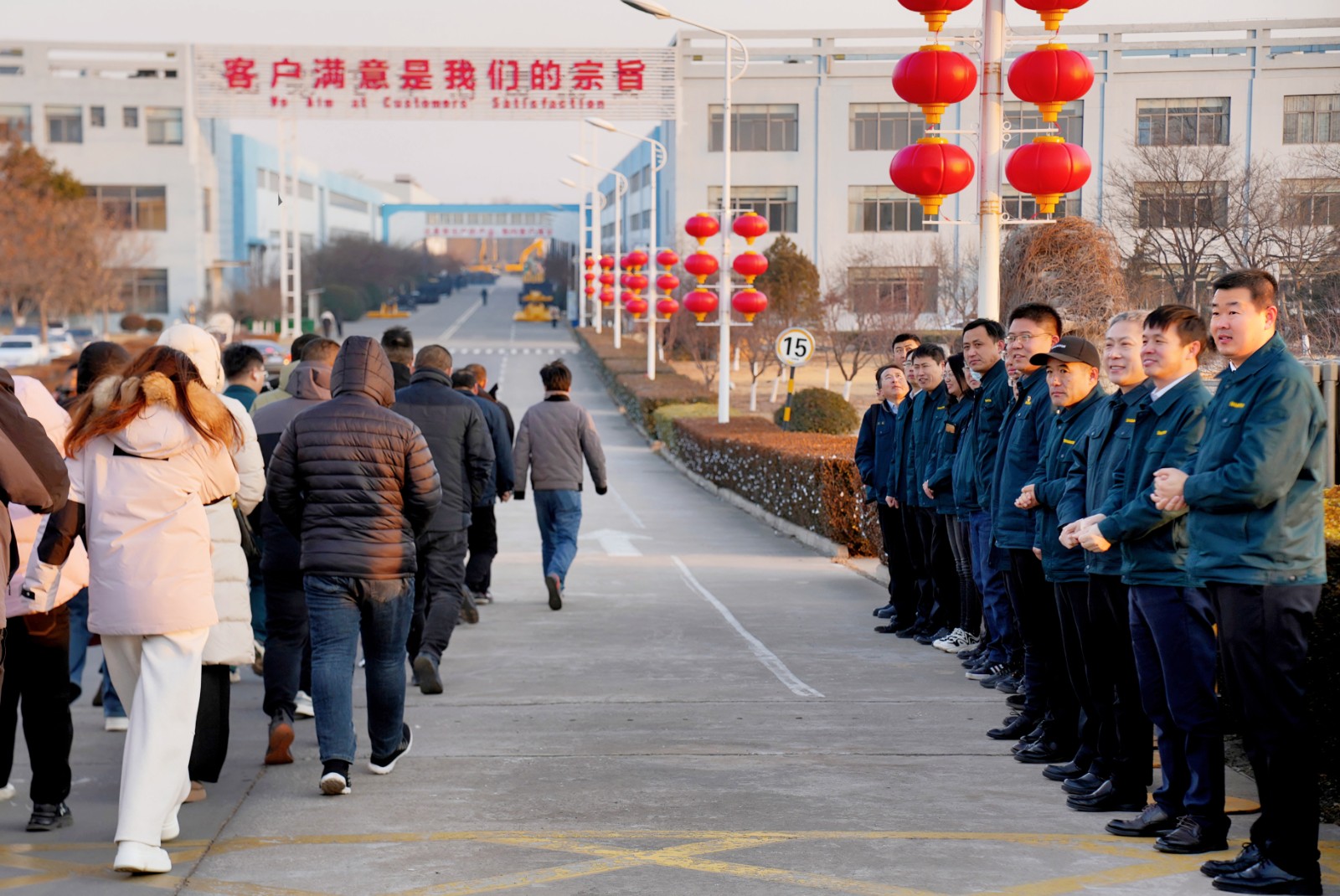 ��˾�쵼�´��ϰ��һ��ӭԱ�� ��ף�� �ĸɾ�