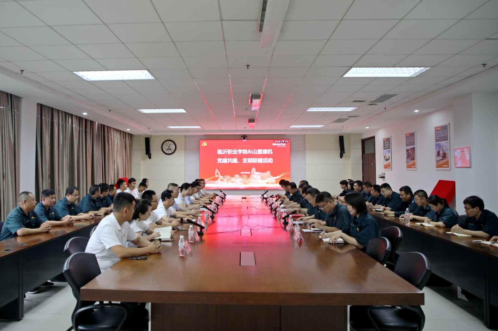 ɽ�ؽ���������ְҵѧԺ��չ����������֧�������ߺ�ɫ��������